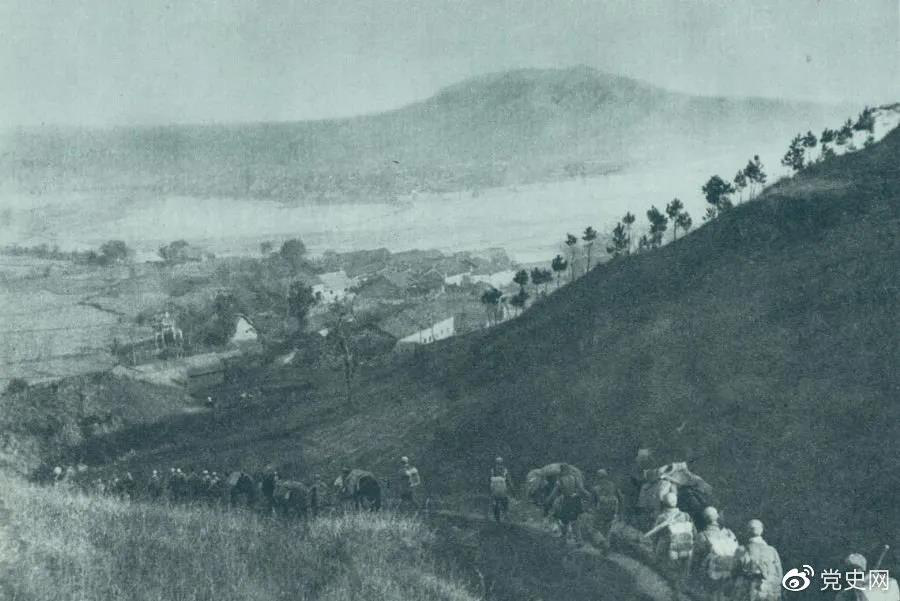 1945年4月6日，太行部隊等向白晉、同蒲沿線上的日軍展開攻擊。這是八路軍向祁縣開進。